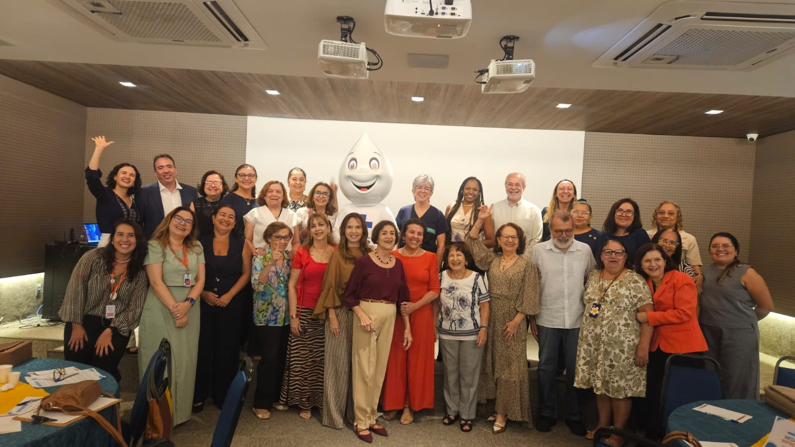 grupo de pessoas posa para a foto